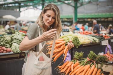 Jeune femme faisant ses courses sur le marché