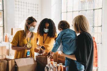 distribution de nourriture et de vêtements aux réfugiens ukrainiens