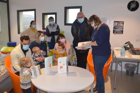 Remise de l'album de naissance à la bibliothèque de Ventenac-Cabardès