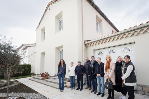 René, propriétaire d'un logement rénové, a reçu l'ensemble des acteurs du programme d'intérêt général départemental de lutte contre la précarité énergétique.