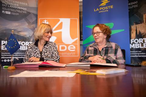 Signature de la convention de partenariat « Fée ta Valise », entre Hélène Sandragné, présidente du conseil départemental de l’Aude, et de Christine Bord Le Tallec, déléguée régionale du Groupe La Poste en Occitanie.