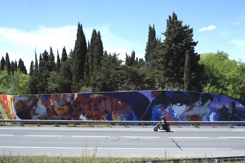 Fresque de l'artiste Méro le long de la rocade Est à Carcassonne.