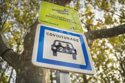 panneau indiquant une aire de covoiturage mobil'aude