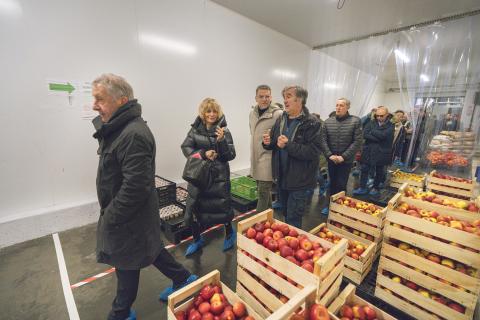 Hélène Sandragné lors de sa visite de la plateforme logistique L'Aude à table
