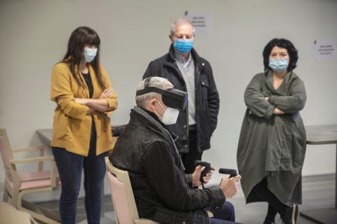Un senior de l'ehpad essaie un casque de réalité virtuelle