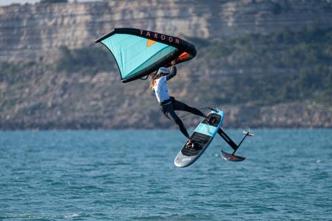 Un rider pratiquant la discipline du wingfoil lors du Mondial du vent 2021