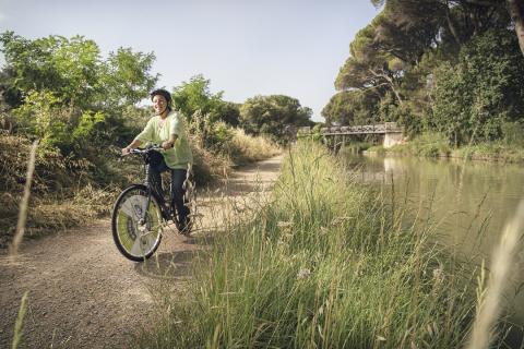 Femme cycliste le long du canal du midi, au somail, dans l'Aude