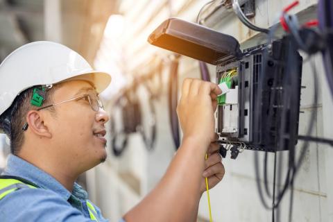 Technicien en train d'installer la fibre optique