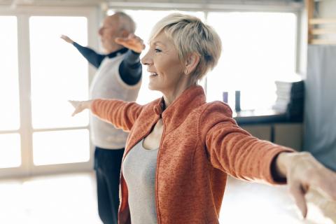 seniors en train de faire du yoga.