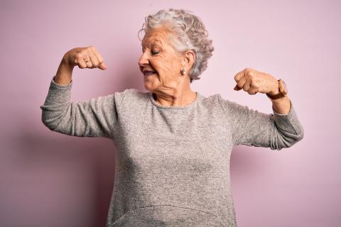 personne âgée montrant ses biceps.