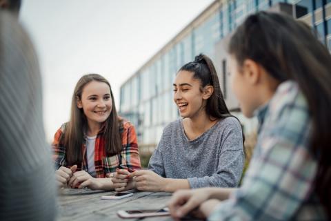 Groupe de jeunes filles discutant