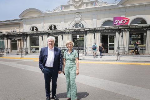 La présidente du Département de l'Aude Hélène Sandragné et le président de Carcassonne Agglo Régis Banquet devant la gare SNCF de Carcassonne.