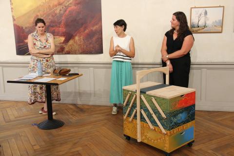 L'élue déléguée à la culture, Maria Conquet (au centre), a présenté la malette.