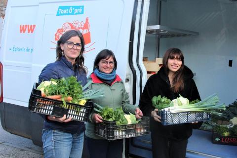 Sarah et Emilie, de l'association Tout'O pré, ont assuré la distribution des paniers solidaires aux côtés de la vice-présidente déléguée à l'action sociale de proximité.