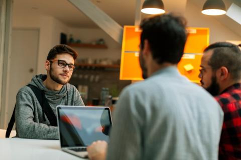 JEUNE HOMME EN ENTRETIEN D'EMBAUCHE - EMPLOI INSERTION