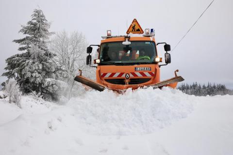 Opérations de déneigement sur le secteur de Cuxac-Cabardès La Loubatière