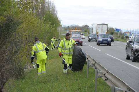 les agents des routes mobilisés pour le nettoyage des abords des départementales dans l'Aude