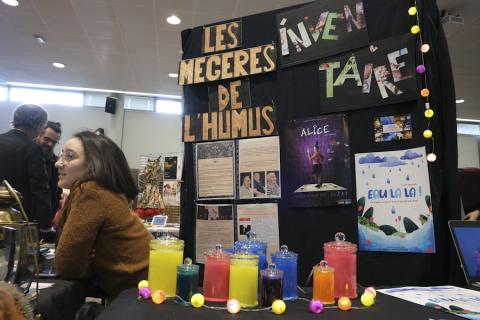 le stand d'une compagnie d'artistes lors d'un salon.