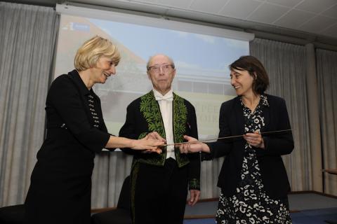 L'archéologue Jean Guilaine a remis son épée d'académicien à la présidente du Département, Hélène Sandragné, et la conseillère départementale déléguée à la culture, Maria Conquet.