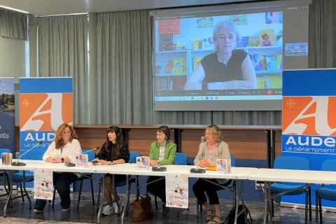 La vice-présidente déléguée à la petite enfance, Chloé Danillon et l'élue chargée de la culture, Maria Conquet, avec les représentants de la MSA et de la Caf de l'Aude ont échangé en visio avec l'auteure du livre.