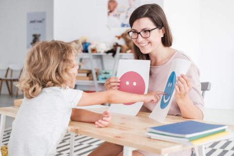 enfant autiste en train de travailler avec une psychomotricienne.