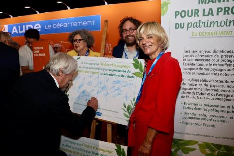 La présidente du Département de l'Aude Hélène Sandragné a accueilli les premiers signataires de la charte de l'arbre et du paysage à l'occasion du salon des communes de Carcassonne, ce  vendredi.