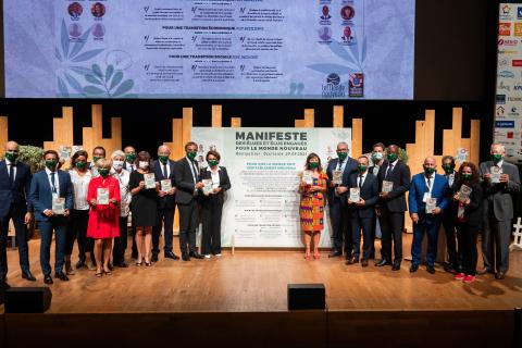 Hélène Sandragné aux côtés des autres élus signataires du manifeste pour un monde nouveau.