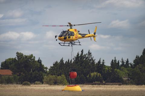 hélicoptère bombardier d'eau