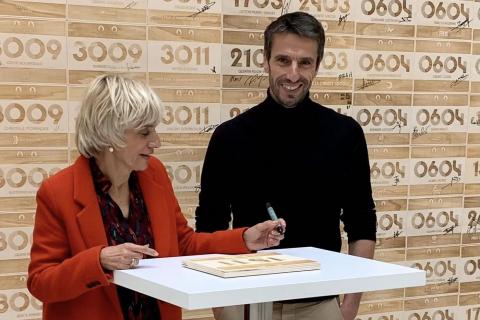 signature de la convention pour le passage de la flamme olympique dans l'Aude entre Hélène Sandragné et Tony Estanguet