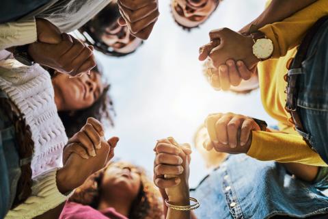 Personnes se tenant les mains en signe de solidarité