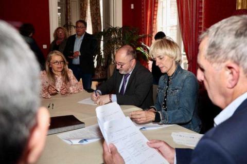 Thierry Bonnier, préfet de l'Aude, et Hélène Sandragné, présidente du Département de l'Aude, signataire aux côtés des partenaires.