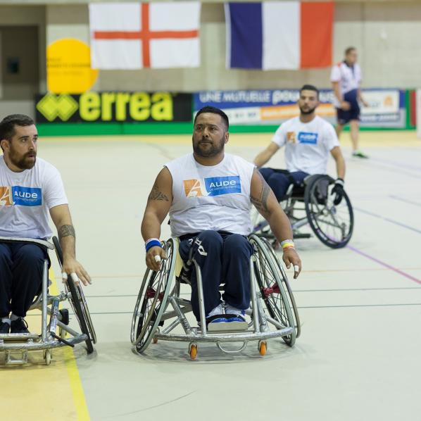 deux hommes pratiquant du handisport