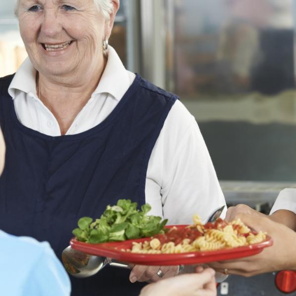 collégien regardant les plats proposés à la cantine