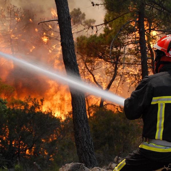 Sapeur-pompier de l'Aude faisant face à un incendie