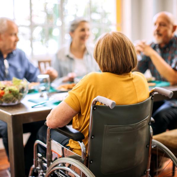 ACCUEIL FAMILIAL - PERSONNE AGEE ET PERSONNE HANDICAPÉE AUTOUR D'UNE TABLE