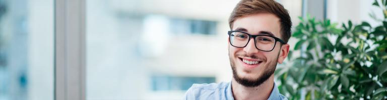 Jeune homme travaillant dans un bureau. Emploi jeune. Emploi saisonnier