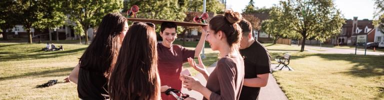 Jeunes dans un parc en train de discuter