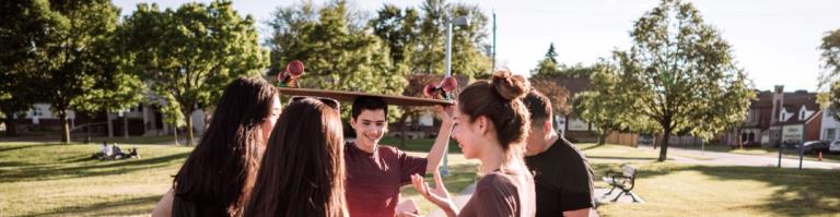 Jeunes dans un parc en train de discuter
