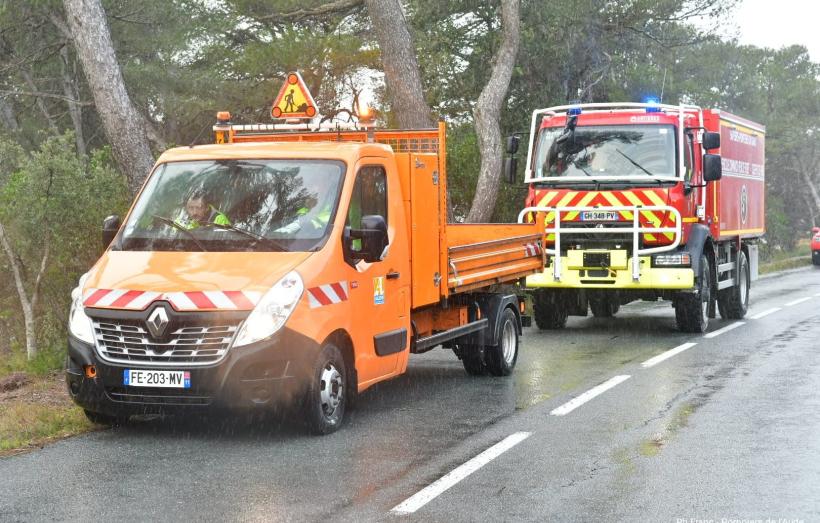 agents des routes et sapeurs-pompiers audois sur le terrain durant la tempête Nils