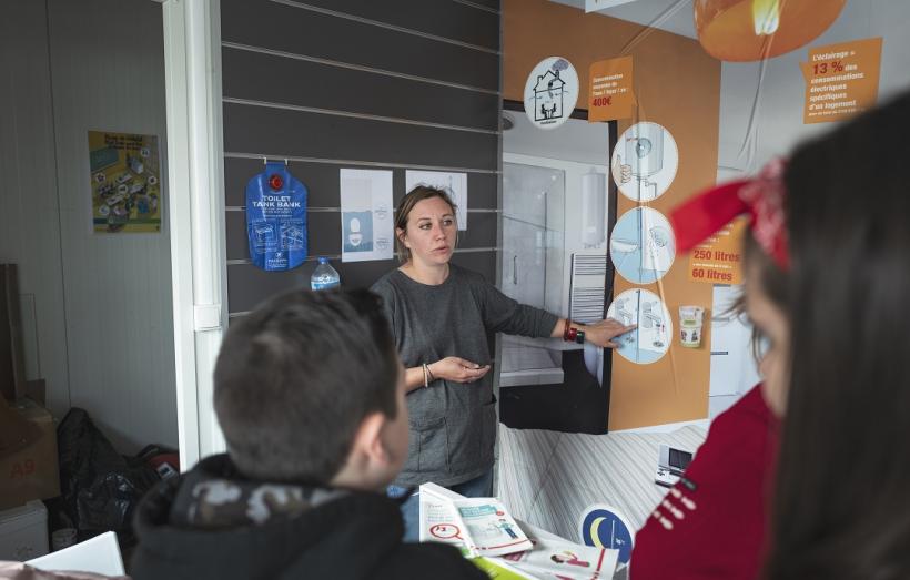 conseils de logement et consommation d'énergie donnés par une professionnelle.