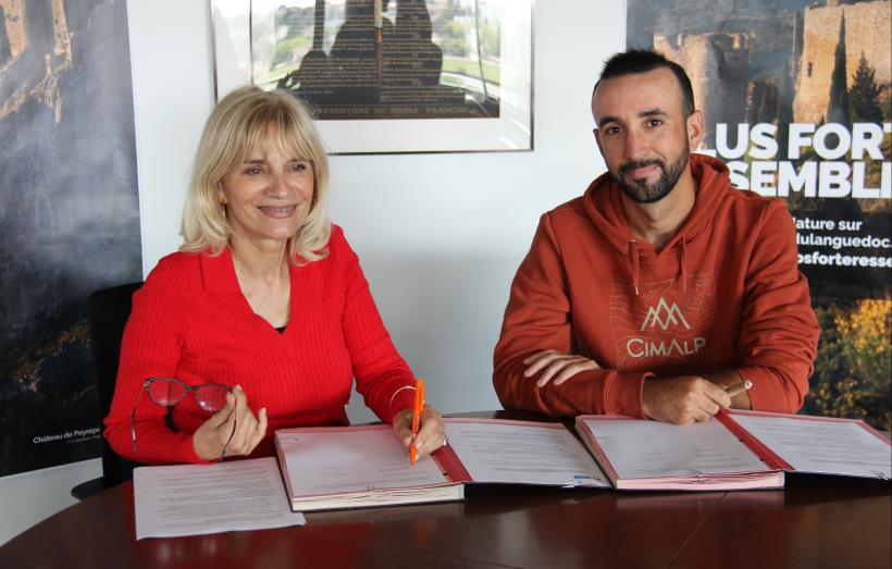Hélène Sandragné, présidente du conseil départemental de l'Aude et Aurélien Sanchez, ultra traileur, lors de la signature de la convention qui fait du sportif l'ambassadeur sport et patrimoine du département.