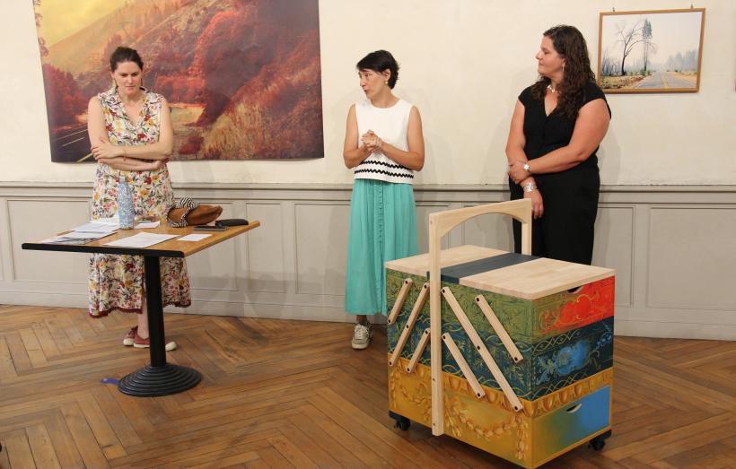 L'élue déléguée à la culture, Maria Conquet (au centre), a présenté la malette.