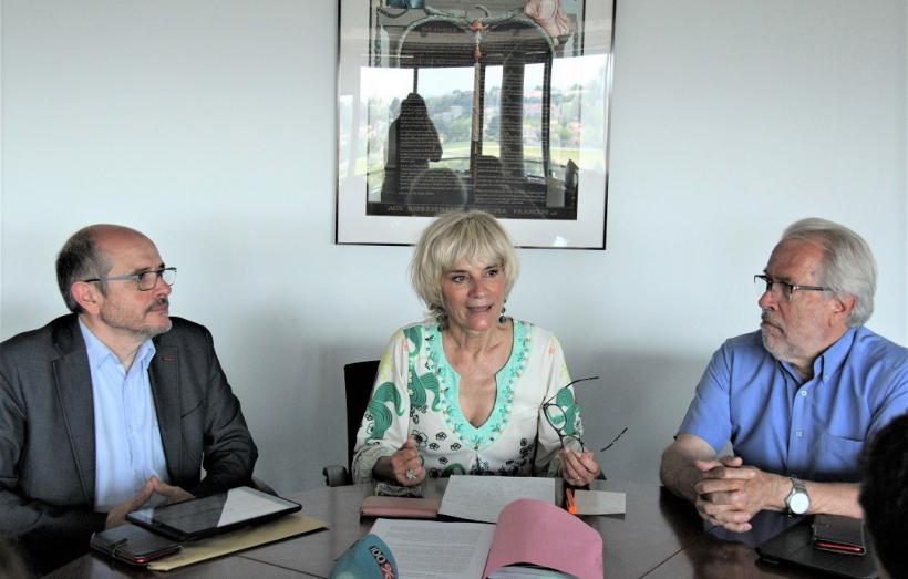 Le président de Réseau solidarité eau 11, André Viola, aux côtés de la présidente du Département Hélène Sandragné et de son premier vice-président  délégué aux solidarités territoriales, Hervé Baro.