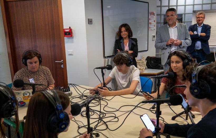 Carole Drucker-Godard, Sébastien Gasparini et Denis Tuchais observent un atelier dédié aux podcasts.