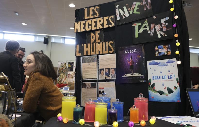 le stand d'une compagnie d'artistes lors d'un salon.