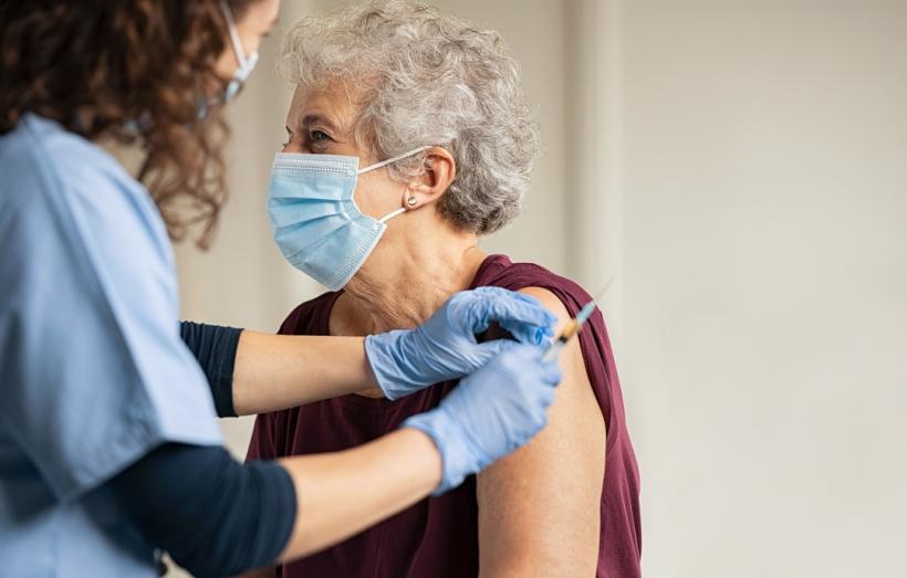 PERSONNE AGEE SE FAISANT VACCINER