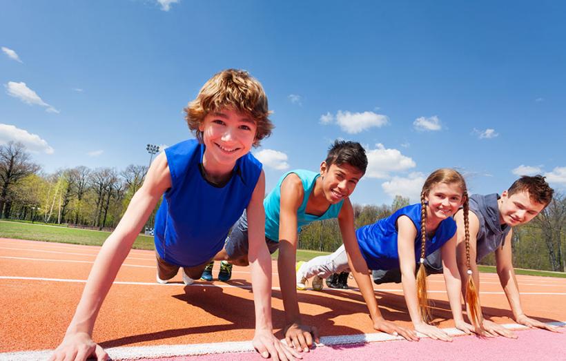 Des adolescents font du sport