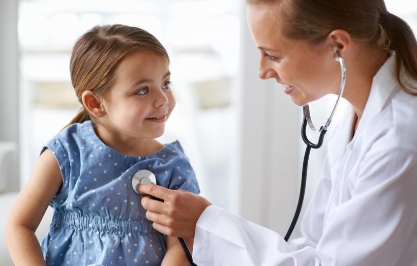 Consultation médicale, un médecin ausculte une fillette