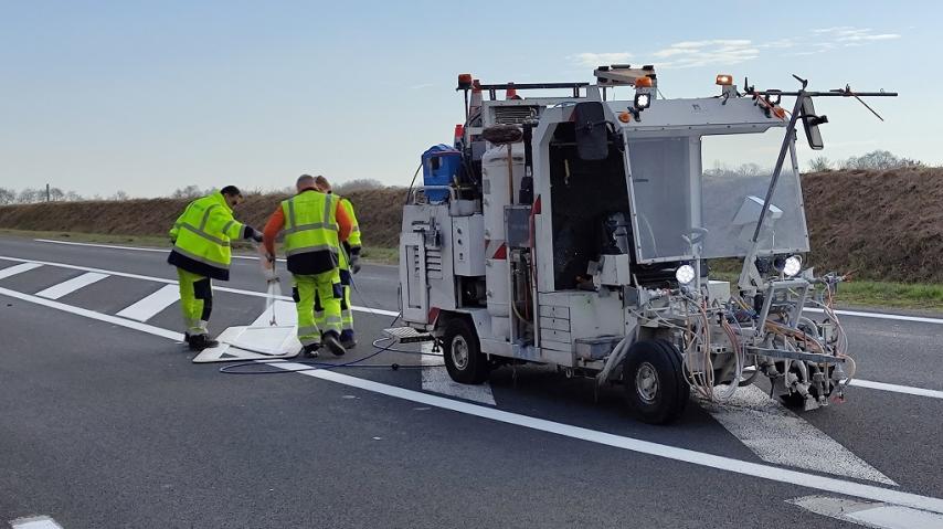 marquage au sol par les agents des routes du Département de l'Aude.