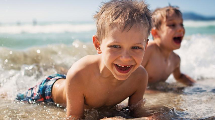 deux enfants s'amusant dans l'eau